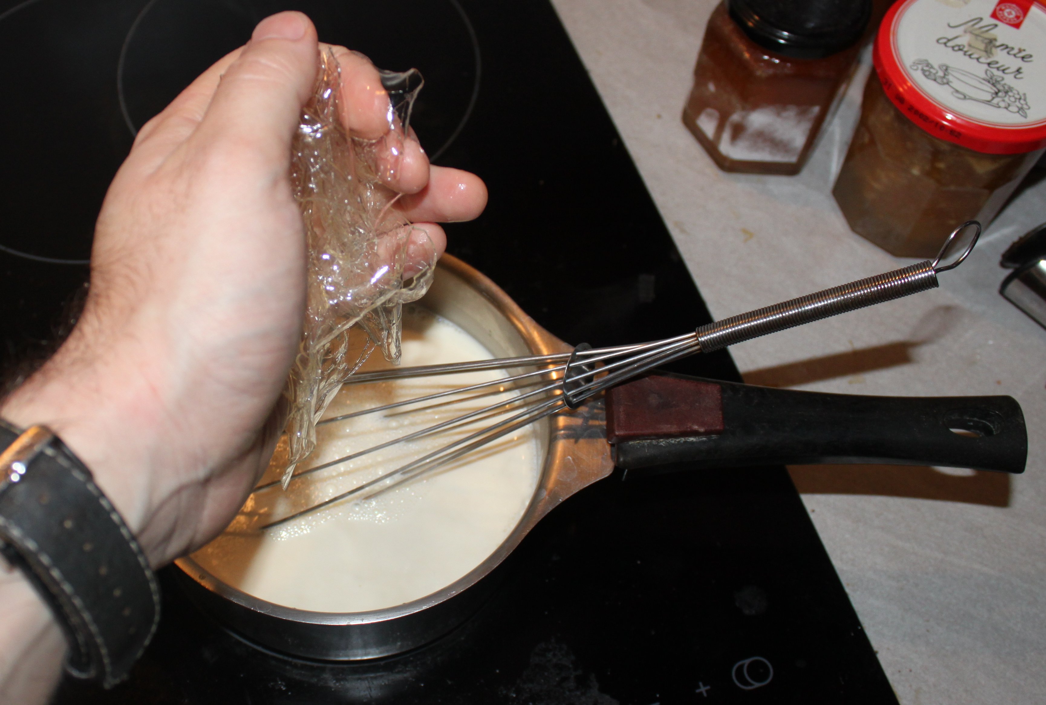 Ajout de la gélatine dans la casserole.