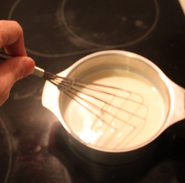 Mélange des ingrédients sur le feu pour réaliser notre panna cotta.