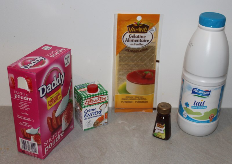 Les ingrédients pour la panna cotta: crème liquide, lait, sucre, gélatine et vanille.